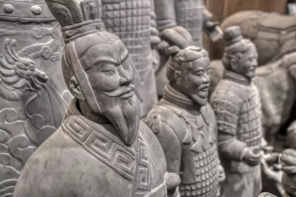 <p>
	Uncover the mystery of the Terracotta Warriors, a magnificent ancient army frozen in time, guarding China's first emperor's tomb.</p>
